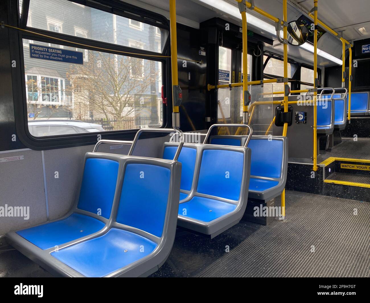 Autobus che corre senza passeggeri durante la pandemia del Covid-19 a Brooklyn, New York. Foto Stock