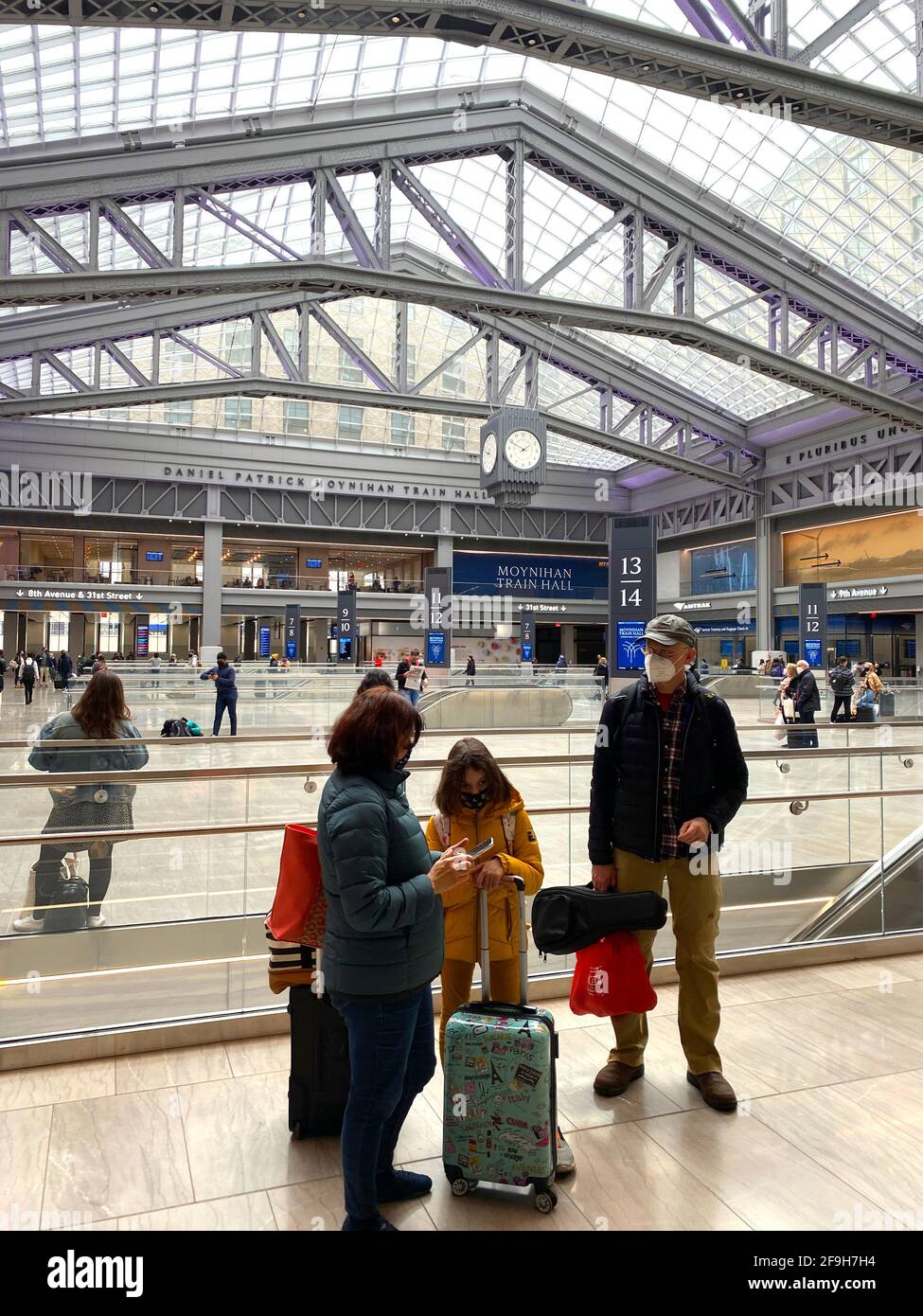 La famiglia attende il treno per salire a bordo nella nuova sala dei treni di Moynihan, che si trova a Manhattan. Foto Stock