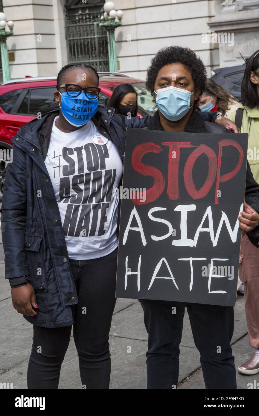 L'iniziativa Asian American and Pacific Islander (AAPI) si raduna e marcia nel centro di Manhattan per organizzare e contrastare i crimini di odio e il razzismo asiatici negli Stati Uniti. Foto Stock