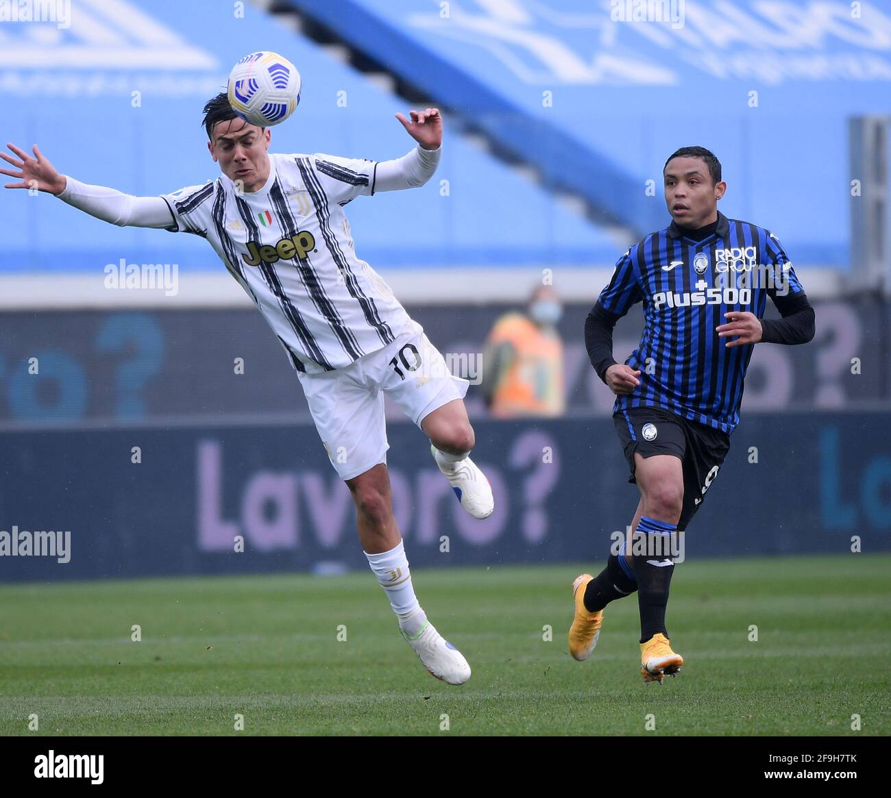 Bergamo, Italia. 18 Apr 2021. La Juventus Paulo Dybala (L) compete durante  una serie DI partite
