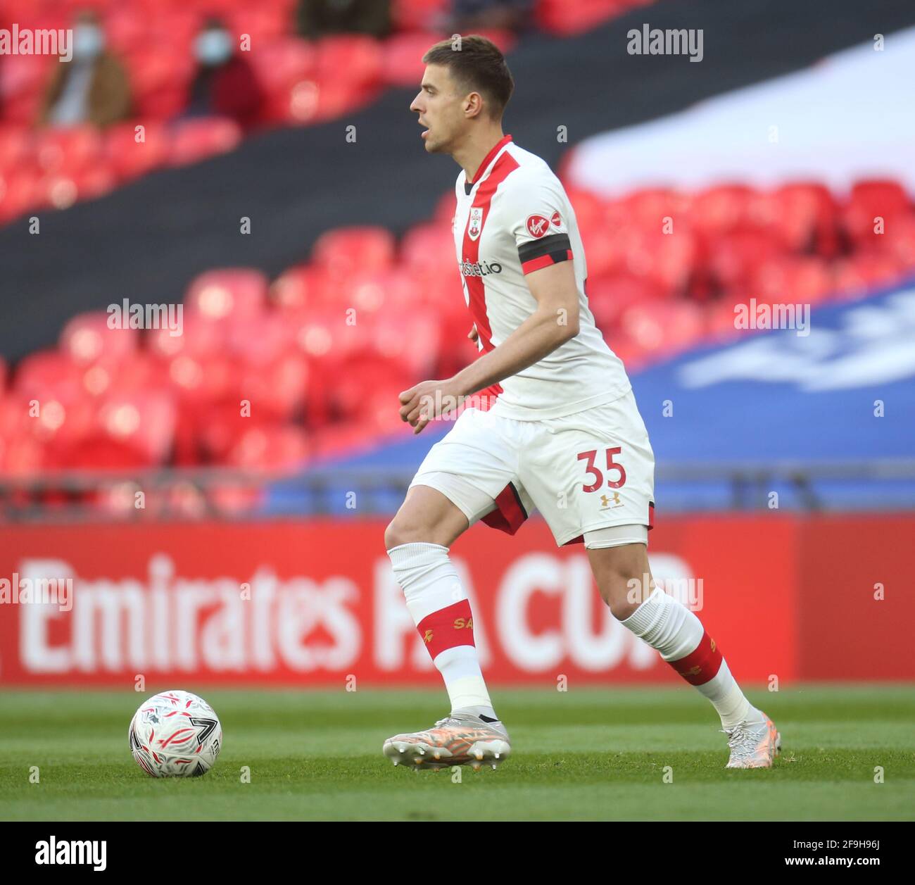 Londra, Regno Unito. 18 Apr 2021. LONDRA, Regno Unito, 18 APRILE: Jan Bednarek di Southampton durante la semifinale della fa Cup Emirates tra Leicester City e Southampton allo stadio di Wembley, Londra, il 18 aprile 2021 Credit: Action Foto Sport/Alamy Live News Foto Stock