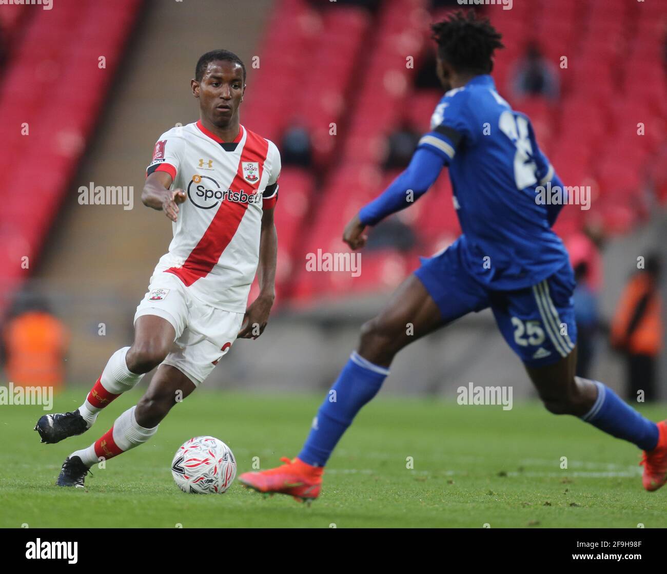 Londra, Regno Unito. 18 Apr 2021. LONDRA, Regno Unito, 18 APRILE: Ibrahima Diallo di Southampton durante la semifinale della Coppa Emirates fa tra Leicester City e Southampton allo stadio di Wembley, Londra, il 18 aprile 2021 Credit: Action Foto Sport/Alamy Live News Foto Stock