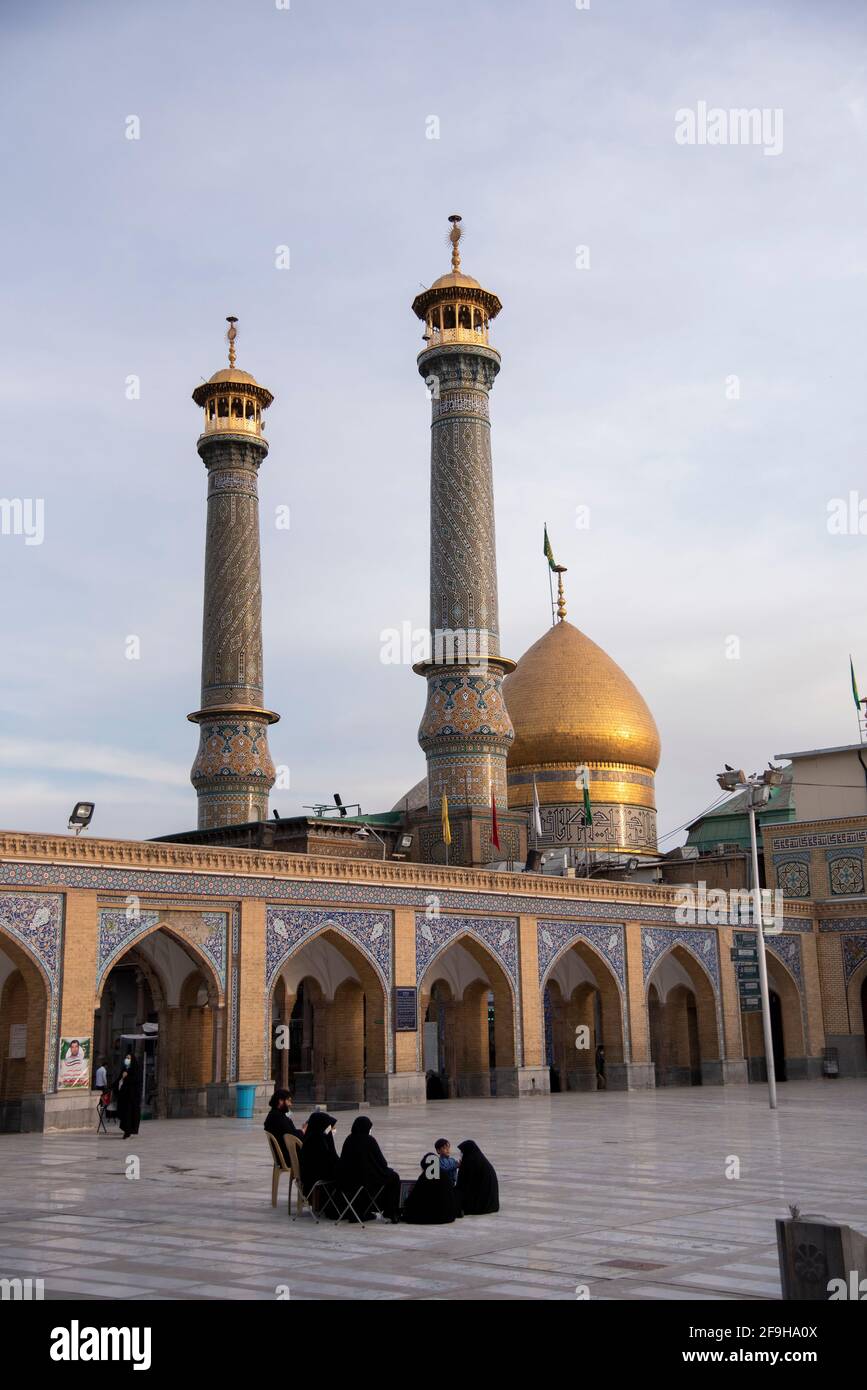 Teheran, Iran. 18 Apr 2021. Una famiglia iraniana piange da una tomba al Santuario Shah Abdol-Azim di Teheran. (Foto di Sobhan Farajvan/Pacific Press) Credit: Pacific Press Media Production Corp./Alamy Live News Foto Stock