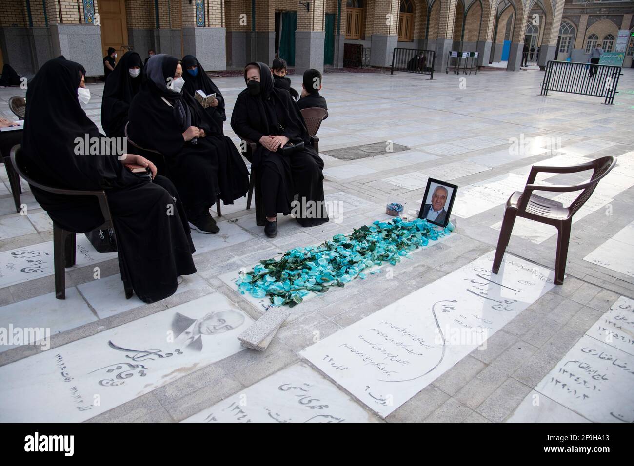 Teheran, Iran. 18 Apr 2021. Una famiglia iraniana piange da una tomba al Santuario Shah Abdol-Azim di Teheran. (Foto di Sobhan Farajvan/Pacific Press) Credit: Pacific Press Media Production Corp./Alamy Live News Foto Stock