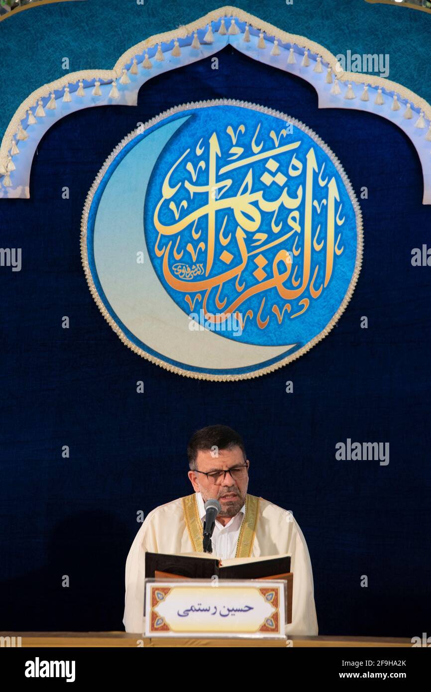 Teheran, Iran. 18 Apr 2021. Hossien Rostami ha letto il Corano prima di rompere il digiuno al Santuario di Shah Abdol-Azim durante il santo mese di digiuno del Ramadan. (Foto di Sobhan Farajvan/Pacific Press) Credit: Pacific Press Media Production Corp./Alamy Live News Foto Stock