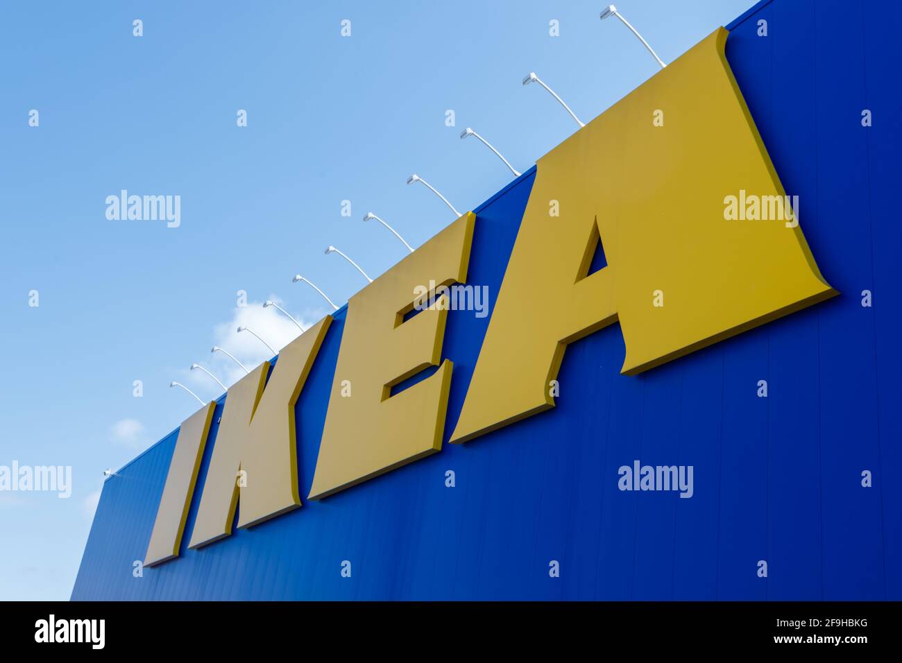 Ottawa, Ontario, Canada - 18 aprile 2021: Il logo IKEA è appeso come un grande cartello sul lato del negozio di mobili della catena svedese nella Pinecrest di Ottawa Foto Stock