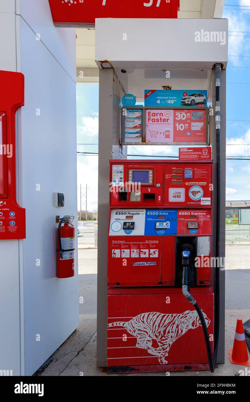 Ottawa, Ontario, Canada - 18 aprile 2021: Una pompa di benzina presso una stazione di servizio esso su Woodroofe Ave. Foto Stock