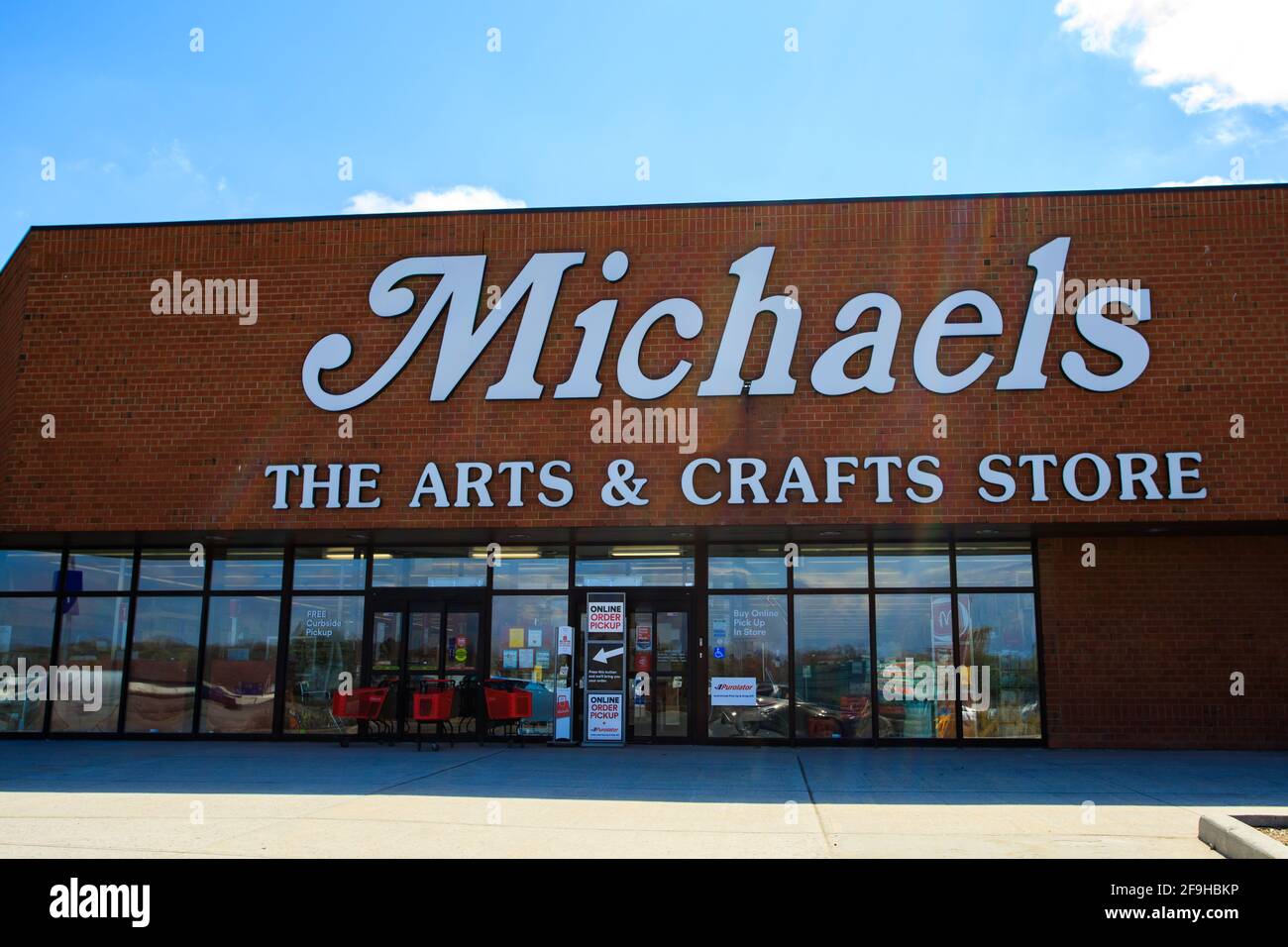 Ottawa, Ontario, Canada - 18 aprile 2021: Un negozio di arti e artigianato Michaels che offre il ritiro online degli ordini alla sua porta nel Centro commerciale Pinecrest. Foto Stock
