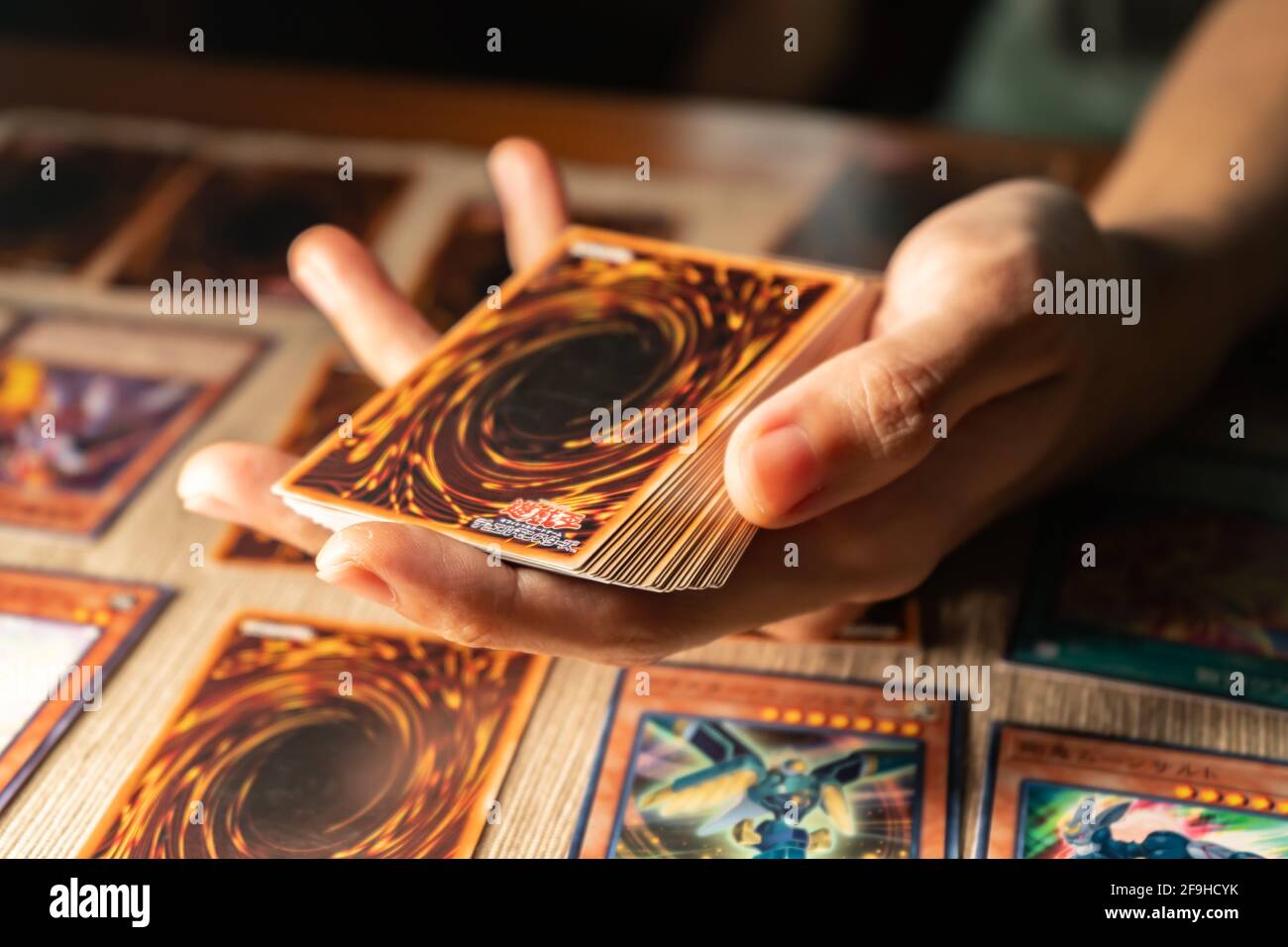 Bangkok, Thailandia - 7 aprile 2021 : un uomo che gioca Yu-Gi-Oh gioco di carte di trading. Foto Stock