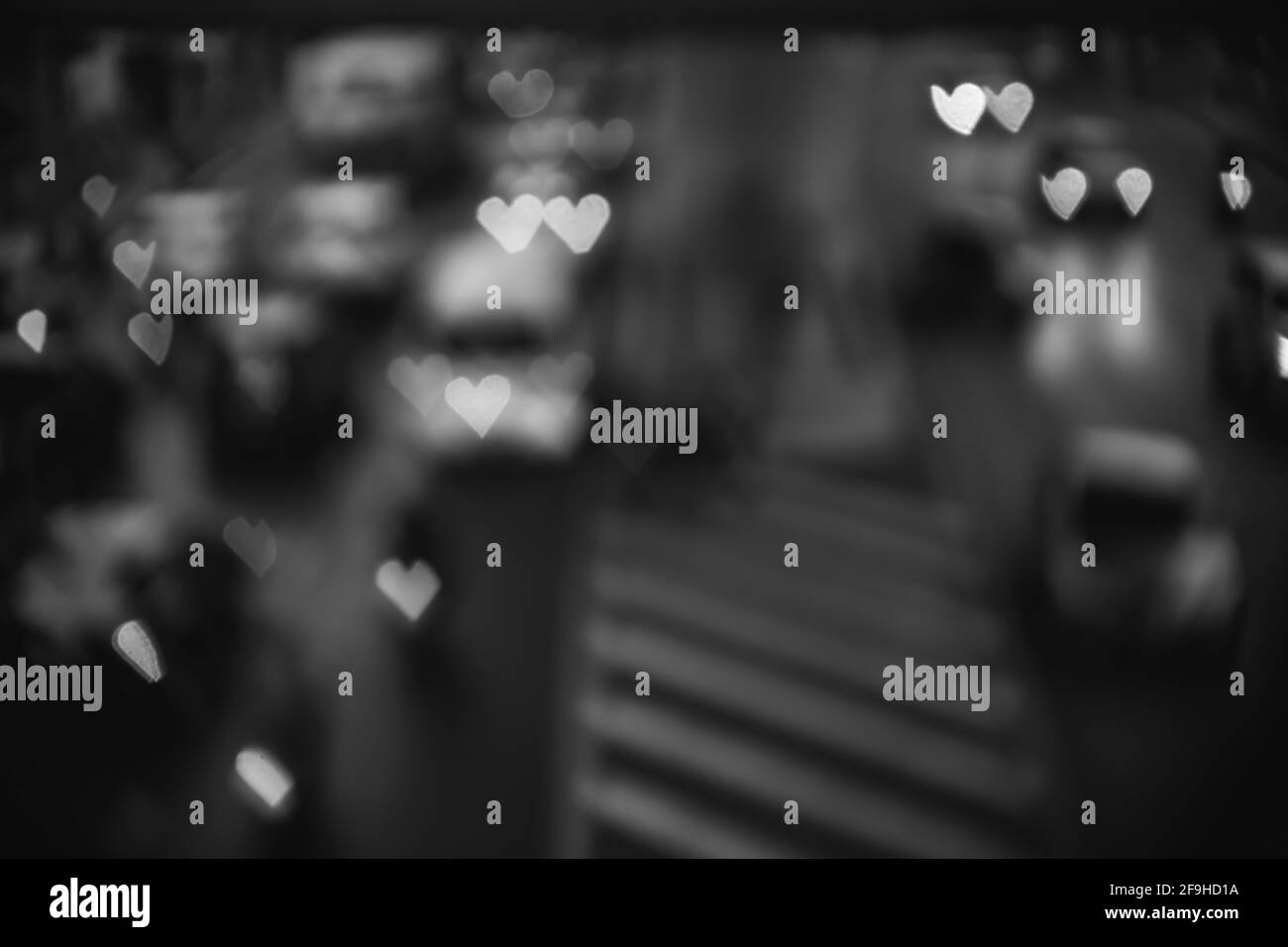Astratto traffico sfocato jam strada con luci a forma di cuore in bianco e nero Foto Stock