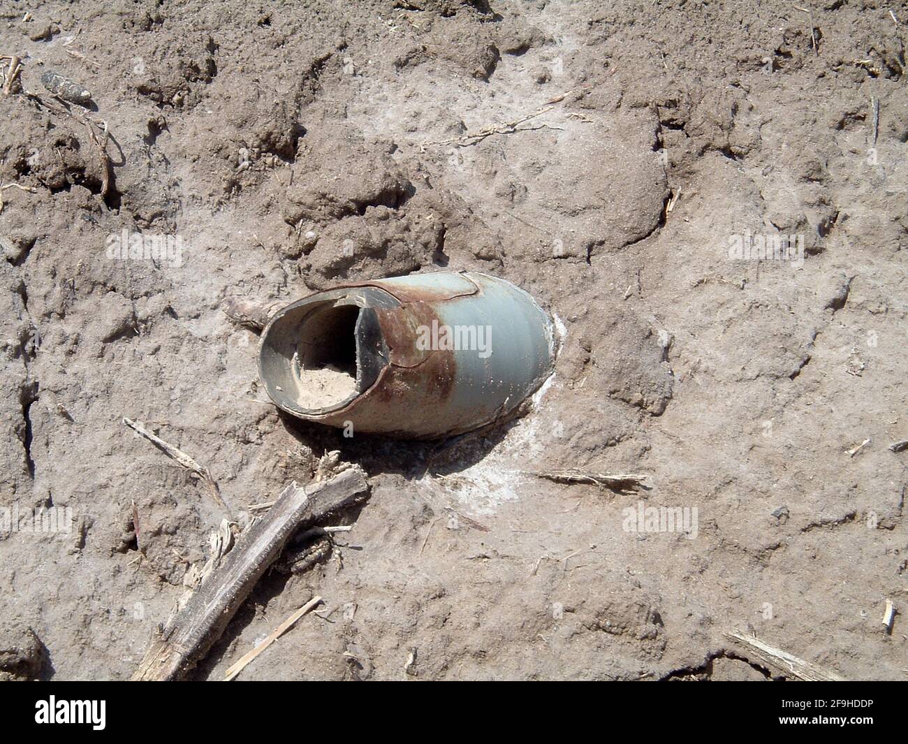 Vecchio mortaio nella sporcizia ad una base operativa di Forward a Bagdad, Iraq Foto Stock