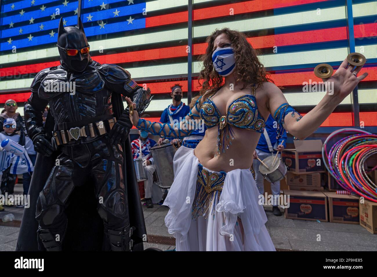 Un uomo che indossa un costume Batman danze con un esecutore della 'Troupe  indipendente di Danza delle Donne' e partecipanti all'evento durante le  celebrazioni che segnano il 73° Yom Ha'Atzmaut (giorno dell'Indipendenza)