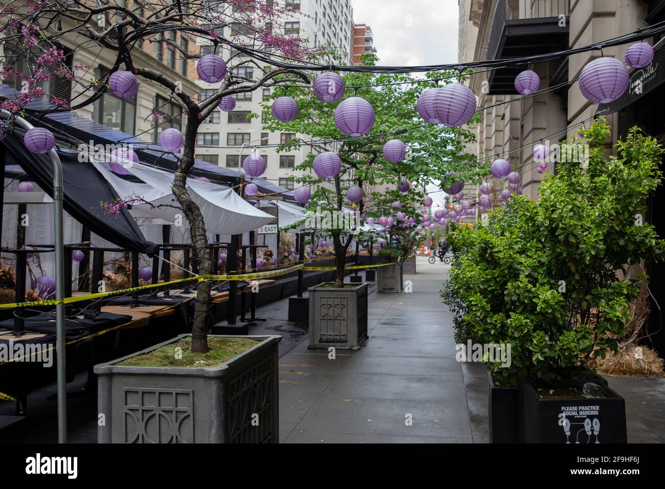 New York City - Aprile 18 2021: Un ristorante vuoto, non ancora aperto, all'aperto durante l'epidemia di covid. I ristoranti iniziarono a servire i pasti all'aperto grazie alla padella Foto Stock
