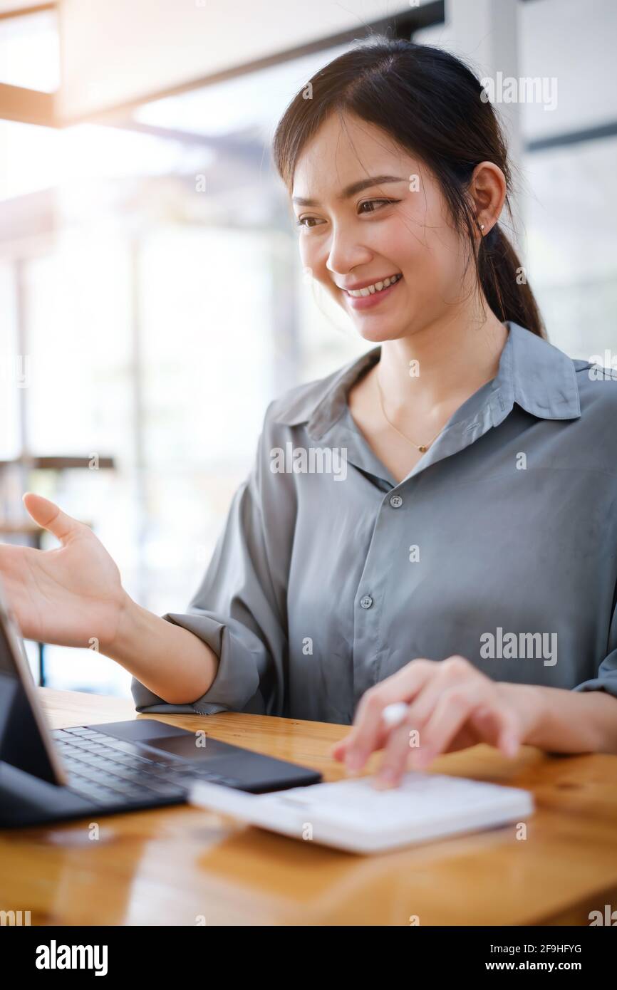 I gestori di fondi elencano la classifica di fondo interessante prima di spiegare al cliente. Videochiamata di una donna di affari con il cliente. Foto Stock
