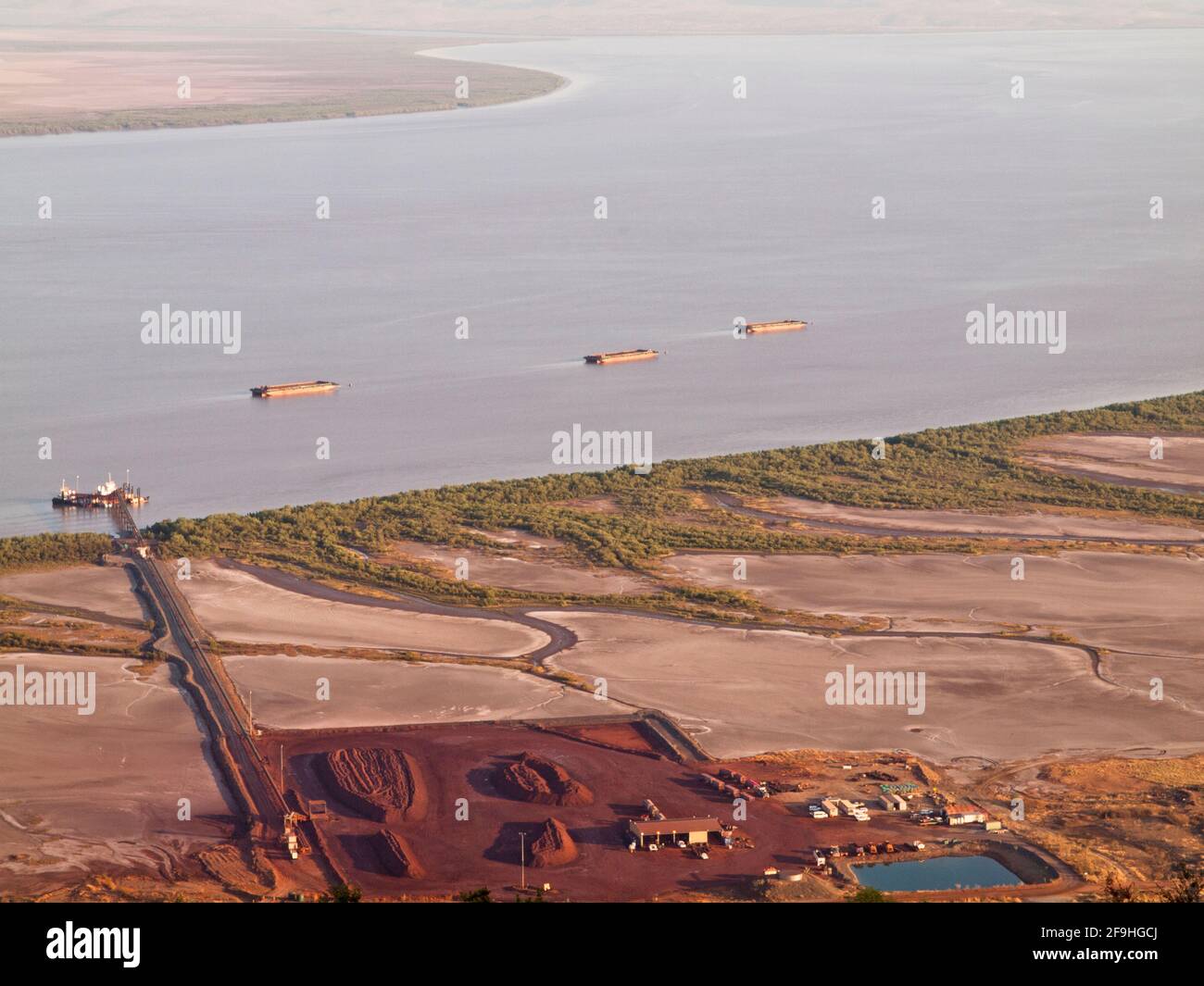 Le chiatte si trovano nel Golfo di Cambridge, al largo del porto di Wyndham, East Kimberley Foto Stock
