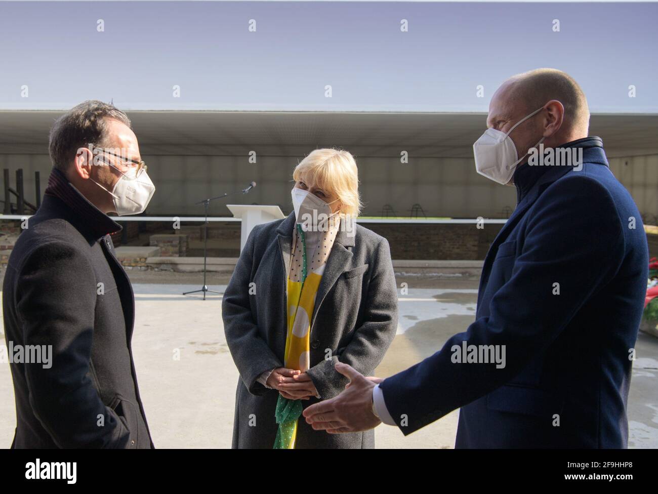 18 aprile 2021, Brandeburgo, Oranienburg: Heiko Maas (l, SPD), Ministro federale degli affari esteri, Ulrike Liedtke, Presidente del Parlamento di Stato del Brandeburgo, e Axel Drecoll, Direttore della Fondazione Memoriale di Brandeburgo, parlano al sito commemorativo della 'Stazione Z' presso il Memoriale di Sachsenhausen come parte degli eventi centrali di commemorazione della Giornata della Liberazione. 'Station Z' era il nome dato dalla SS ad un edificio eretto all'inizio del 1942 che era un crematorio e luogo di sterminio. 'Z' come ultima lettera dell'alfabeto, cinicamente stava per l'ultima stazione nella vita di un prigioniero. Foto: Foto Stock