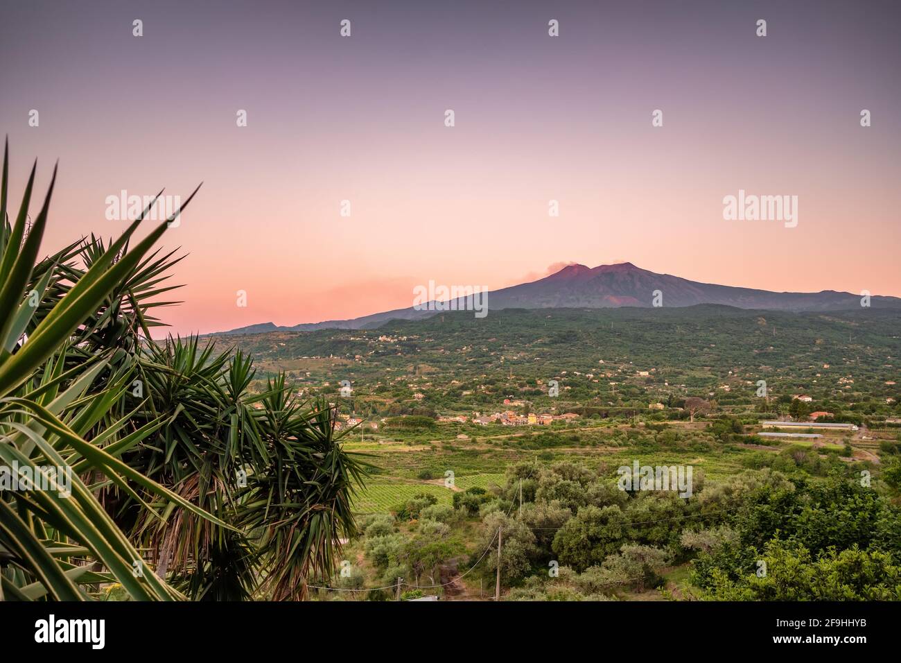 Maestoso vulcano Etna paesaggio all'alba in Sicilia, Italia Foto Stock