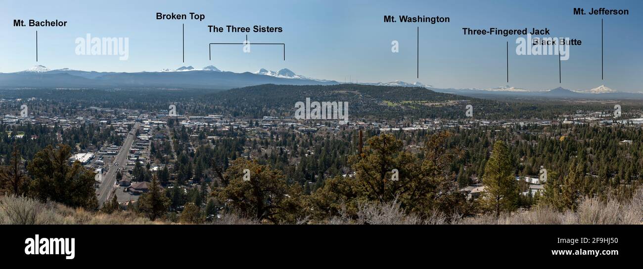 Un panorama, con etichette, della vista che guarda ad ovest da Pilot Butte of Bend, Oregon, che mostra le Cascades Peaks Foto Stock