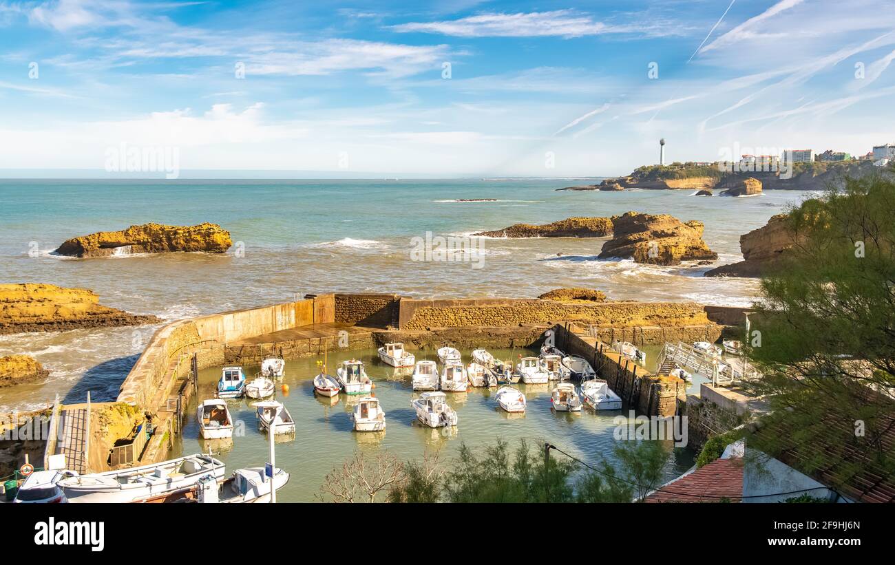 Biarritz in Francia, panorama del piccolo porto Foto Stock
