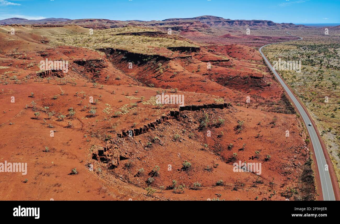 Pilbara è una regione dell'Australia occidentale conosciuta per la terra rossa e i suoi vasti giacimenti minerali, in particolare il minerale di ferro. Foto Stock