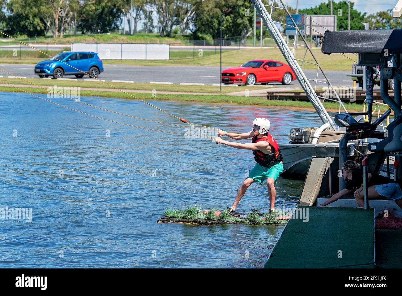 Mackay, Queensland, Australia - Aprile 2021: L'uomo impara a wakeboard in un parco di sci Foto Stock