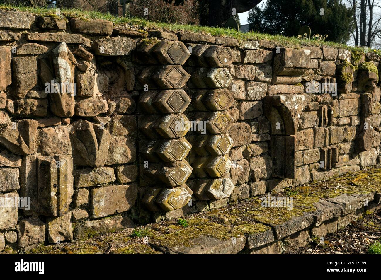 Resti di pietra nel chiostro dell'Abbazia, Kenilworth, Warwickshire, Inghilterra, Regno Unito Foto Stock