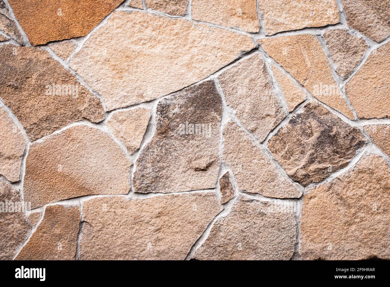 Muro di pietra marrone texture, grunge sfondo, astratto mosaico modello, rocce superficie, sporco granito ruvido. Facciata dell'edificio intemperie. Struttura naturale Foto Stock