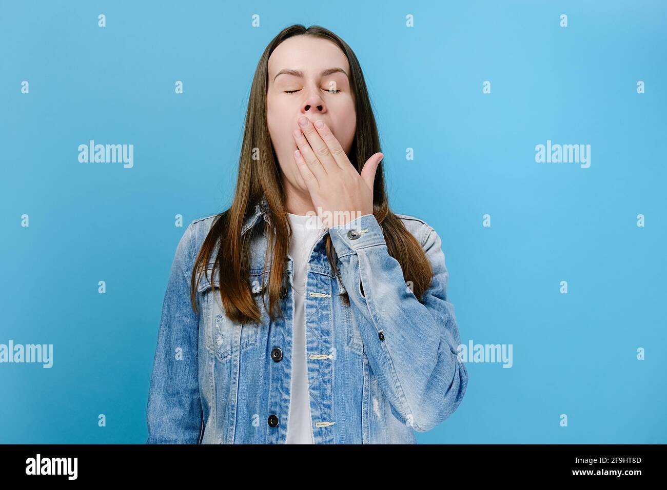 Sonnolenta ragazza che gridava, sonnolenta disattenta, sentendosi sonnolente pigro annoiato gaping che soffre di mancanza di sonno, vestito in giacca denim Foto Stock