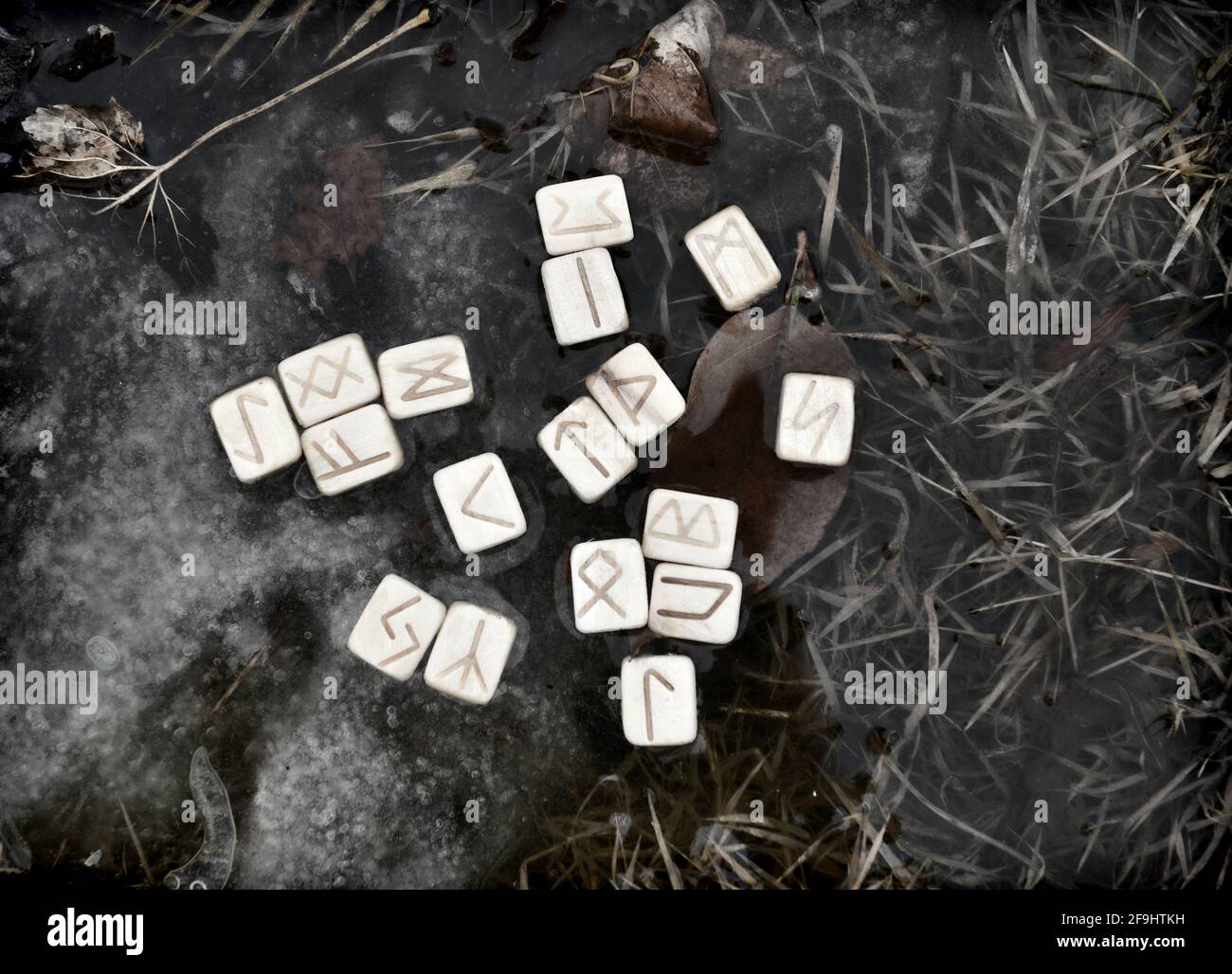 Rituale magico con rune di legno nell'acqua all'esterno. Sfondo esoterico, gotico e occulto, Halloween mistico e wicca concetto all'aperto. Foto Stock