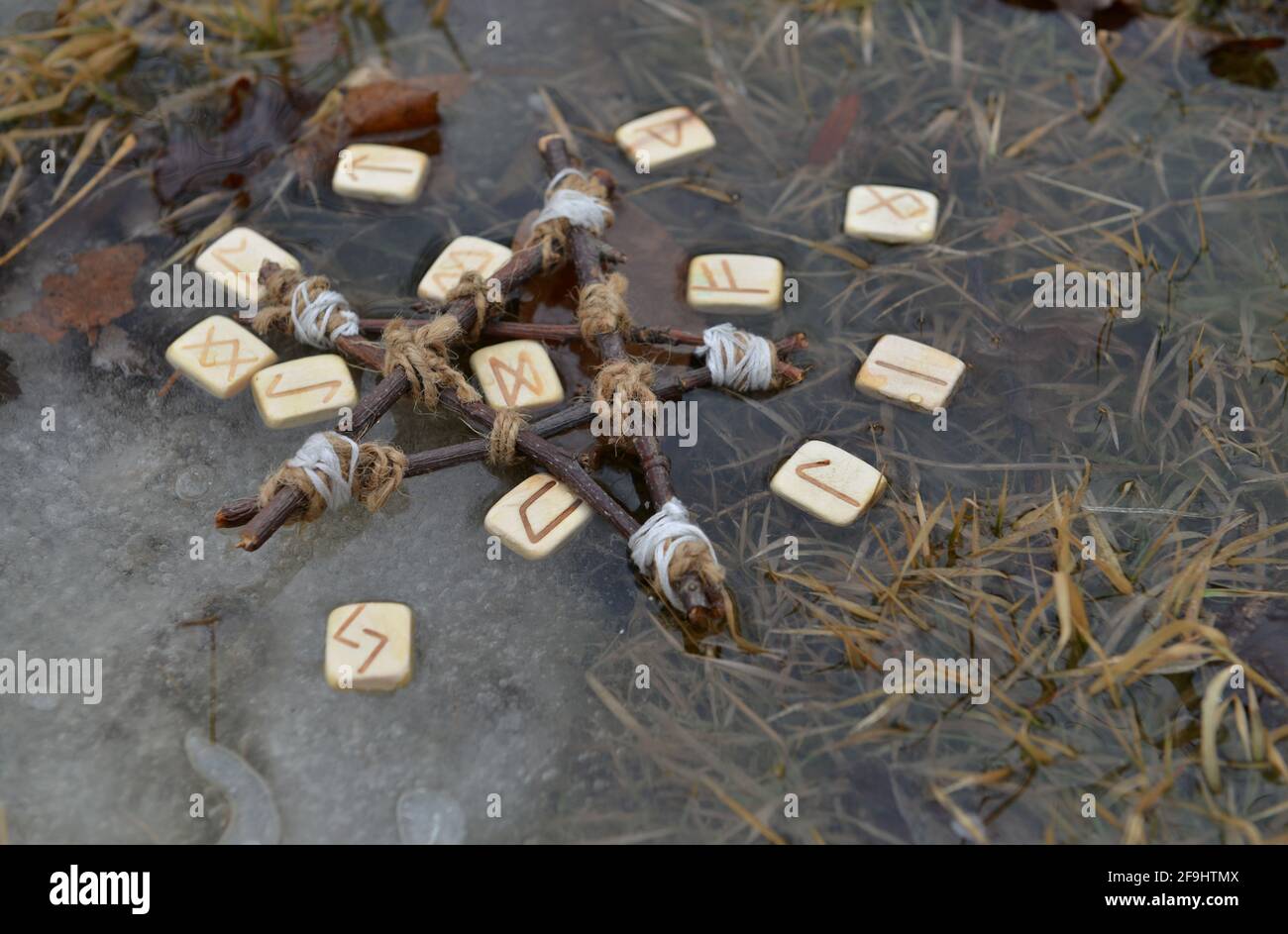 Rune e pentagrammi nell'acqua all'esterno, rituale magico. Sfondo esoterico, gotico e occulto, Halloween mistico e wicca concetto all'aperto. Foto Stock