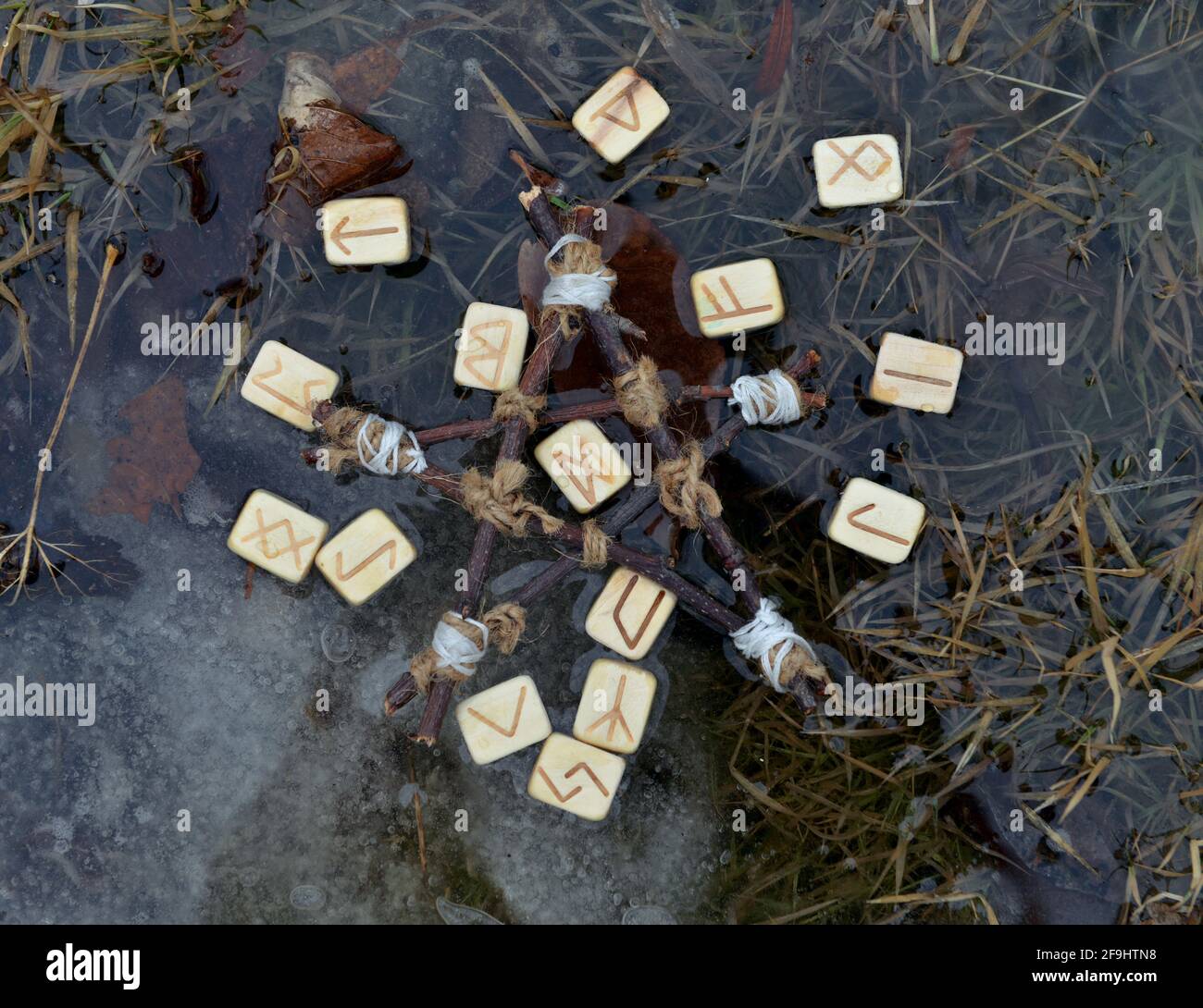Vista dall'alto del rituale magico con pentagramma in legno e rune nell'acqua esterna. Sfondo esoterico, gotico e occulto, Halloween mistico e wicca conc Foto Stock