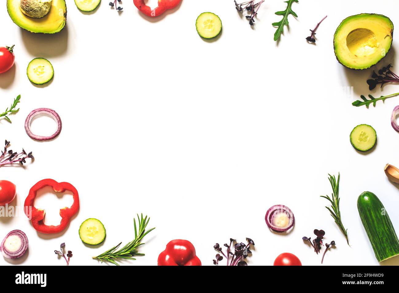 Layout creativo di pomodori, cetrioli, peperoni, avocado e insalate. Piatto. Concetto di cibo. Luogo per il vostro testo. Foto Stock