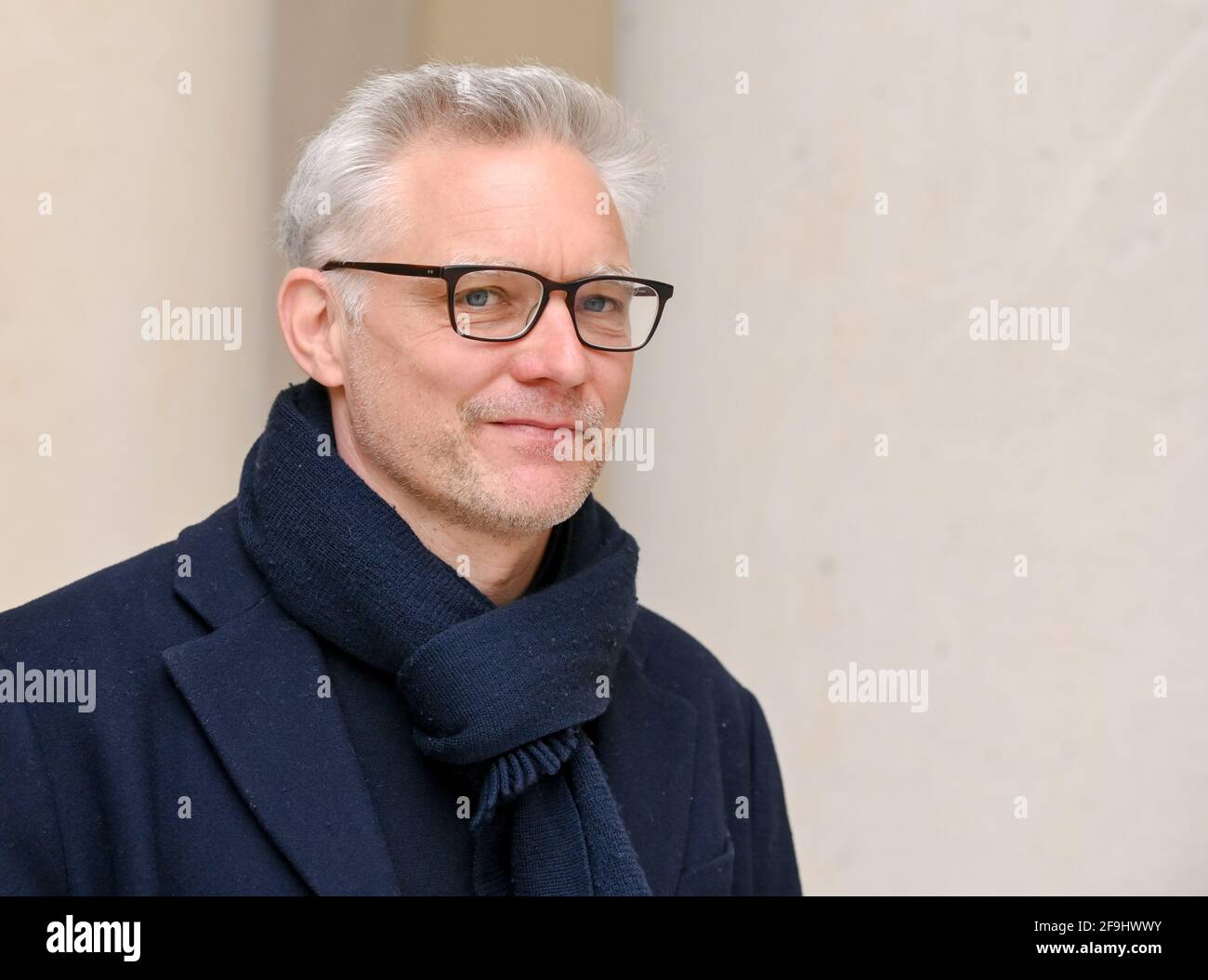 Berlino, Germania. 15 Aprile 2021. L'artista berlinese Tim Trantenroth è presente nel Forum Humboldt. Ha dipinto le impressionanti strutture color bronzo della facciata del Palazzo della Repubblica su una parete a scala. Il Palast der Republik, da allora demolito, è stato aperto su questo sito il 23 aprile 1976. (A dpa 'un'esperienza in sé' - Palazzo della Repubblica aperto 45 anni fa') Credit: Jens Kalaene/dpa-Zentralbild/dpa/Alamy Live News Foto Stock