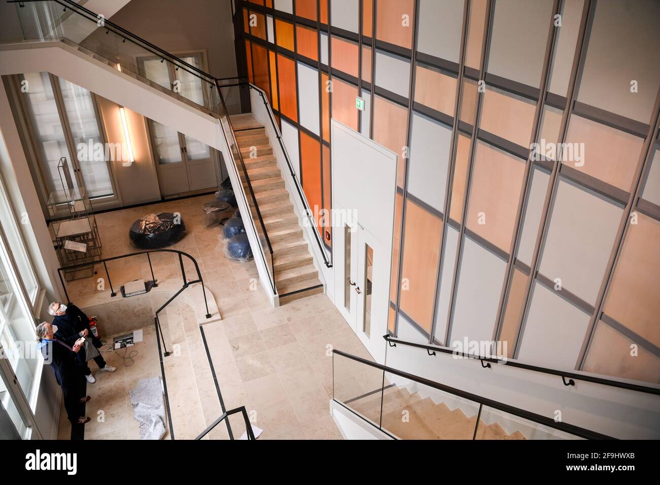 Berlino, Germania. 15 Aprile 2021. Su una parete a scala nel Forum Humboldt, l'artista berlinese Tim Trantenroth (r) ha dipinto le impressionanti strutture color bronzo della façade del Palazzo della Repubblica. Il Palast der Republik, ora demolito, è stato aperto su questo sito il 23 aprile 1976. (A dpa 'un'esperienza in sé' - Palast der Republik aperto 45 anni fa') Credit: Jens Kalaene/dpa-Zentralbild/dpa/Alamy Live News Foto Stock