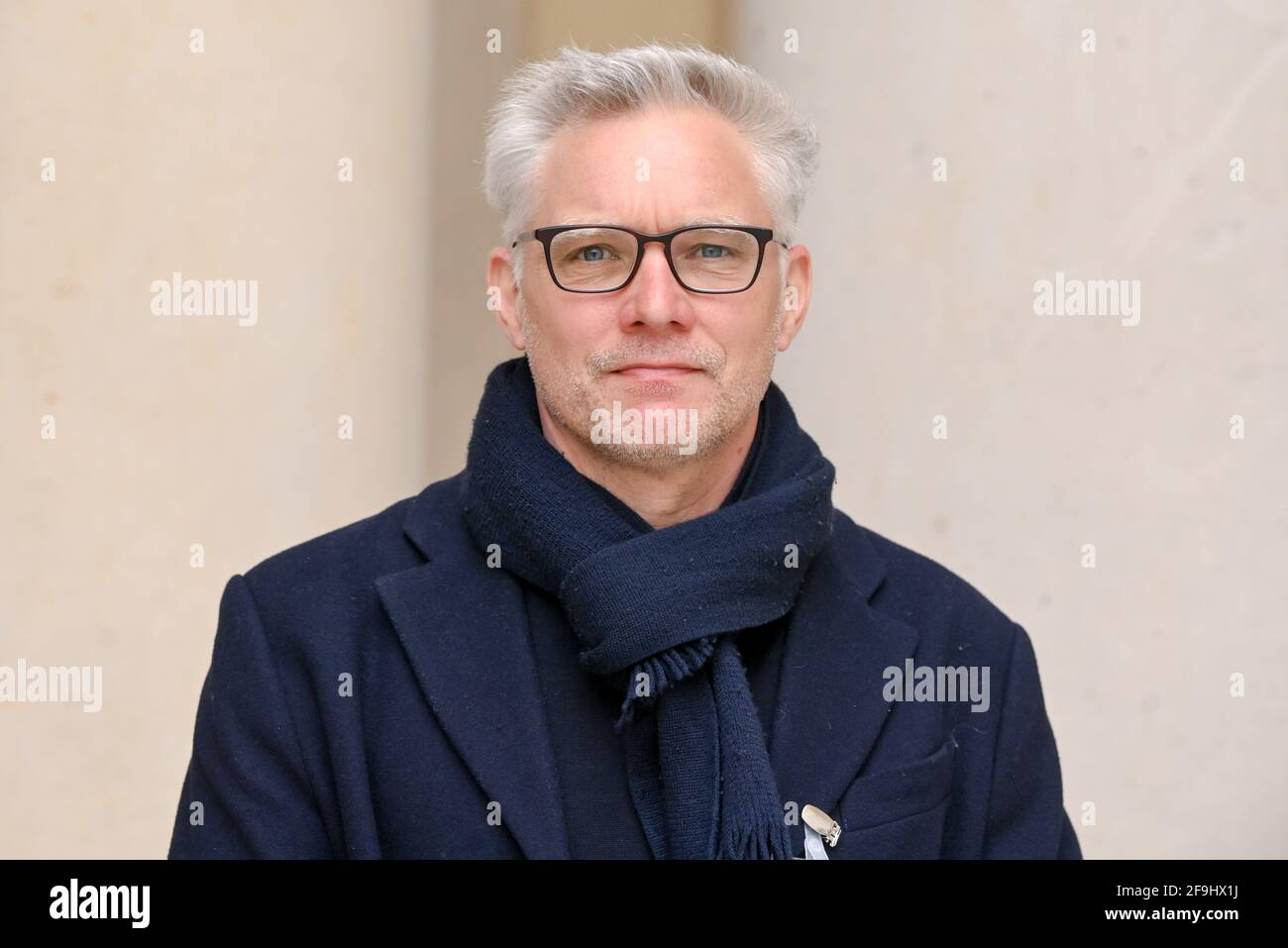 Berlino, Germania. 15 Aprile 2021. L'artista berlinese Tim Trantenroth è presente nel Forum Humboldt. Ha dipinto le impressionanti strutture color bronzo della facciata del Palazzo della Repubblica su una parete a scala. Il Palast der Republik, da allora demolito, è stato aperto su questo sito il 23 aprile 1976. (A dpa 'un'esperienza in sé' - Palazzo della Repubblica aperto 45 anni fa') Credit: Jens Kalaene/dpa-Zentralbild/dpa/Alamy Live News Foto Stock