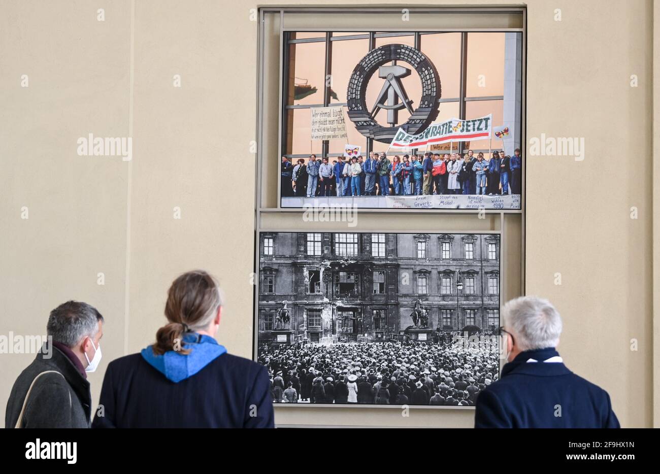 15 aprile 2021, Berlino: Le foto storiche sono una testimonianza della storia del Palazzo della Repubblica come parte della 'Storia del luogo' nel Forum di Humboldt. Il Palast der Republik, da allora demolito, è stato aperto in questa località il 23 aprile 1976. (A dpa 'un'esperienza in sé' - Palazzo della Repubblica aperto 45 anni fa') Foto: Jens Kalaene/dpa-Zentralbild/dpa Foto Stock