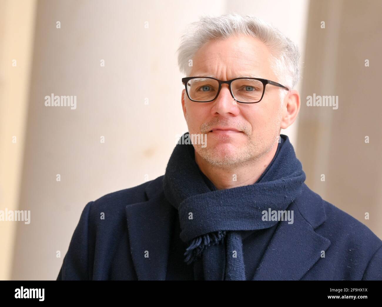 Berlino, Germania. 15 Aprile 2021. L'artista berlinese Tim Trantenroth è presente nel Forum Humboldt. Ha dipinto le impressionanti strutture color bronzo della facciata del Palazzo della Repubblica su una parete a scala. Il Palast der Republik, da allora demolito, è stato aperto su questo sito il 23 aprile 1976. (A dpa 'un'esperienza in sé' - Palazzo della Repubblica aperto 45 anni fa') Credit: Jens Kalaene/dpa-Zentralbild/dpa/Alamy Live News Foto Stock