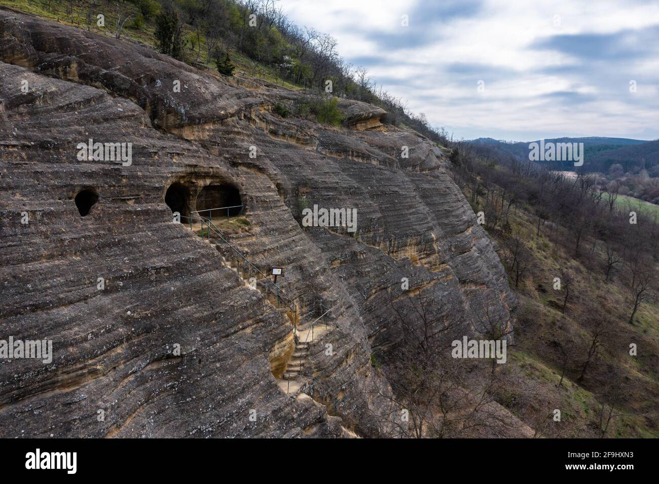 Kishartyán, Ungheria - Vista aerea sulla grotta di arenaria che si trova nella parte orientale dei Monti Cserhát. Popolare destinazione turistica. Ungherese Foto Stock