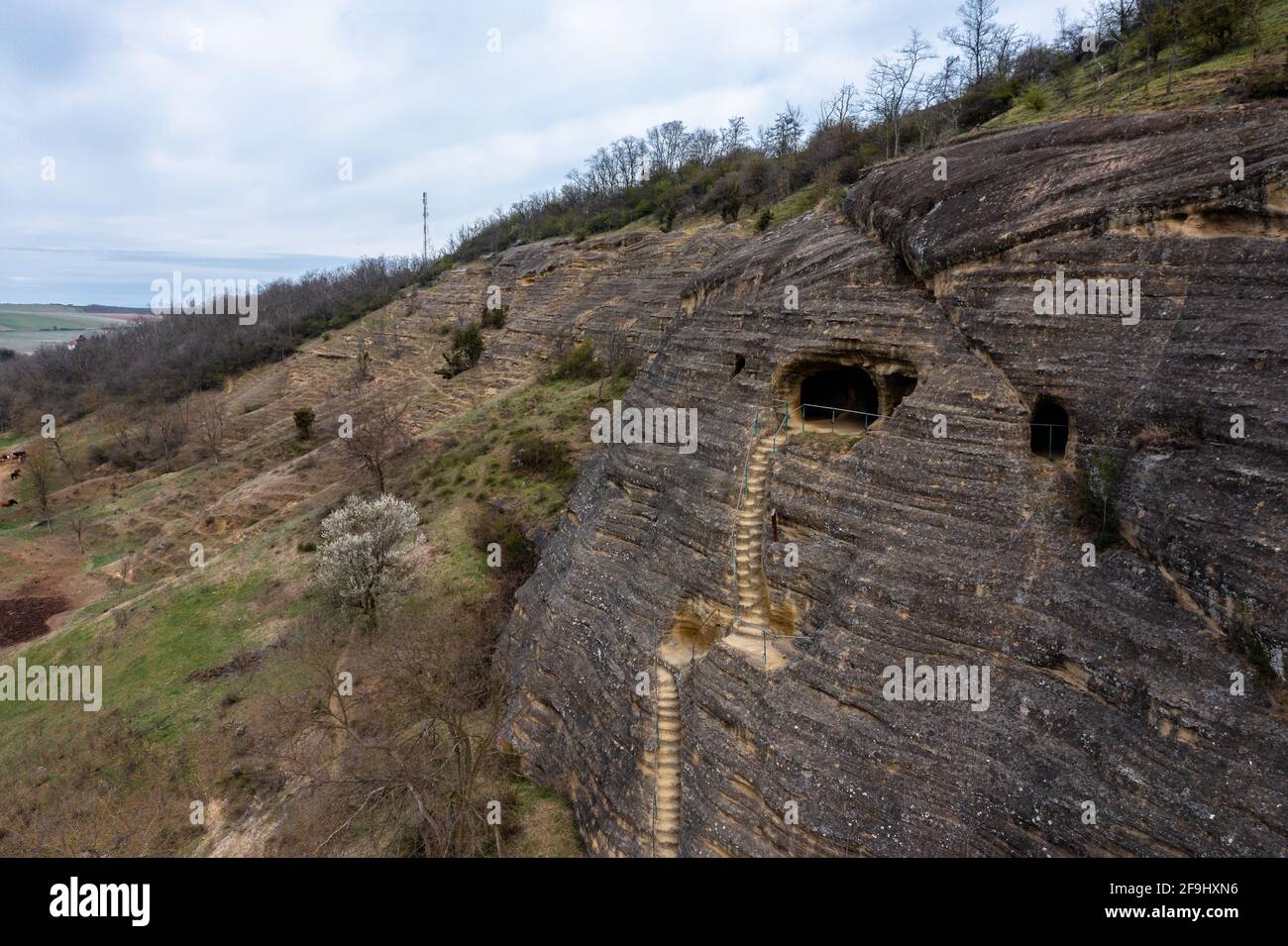 Kishartyán, Ungheria - Vista aerea sulla grotta di arenaria che si trova nella parte orientale dei Monti Cserhát. Popolare destinazione turistica. Ungherese Foto Stock