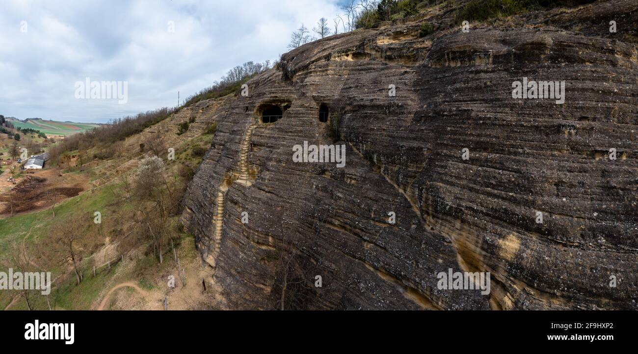 Kishartyán, Ungheria - Vista aerea sulla grotta di arenaria che si trova nella parte orientale dei Monti Cserhát. Popolare destinazione turistica. Ungherese Foto Stock