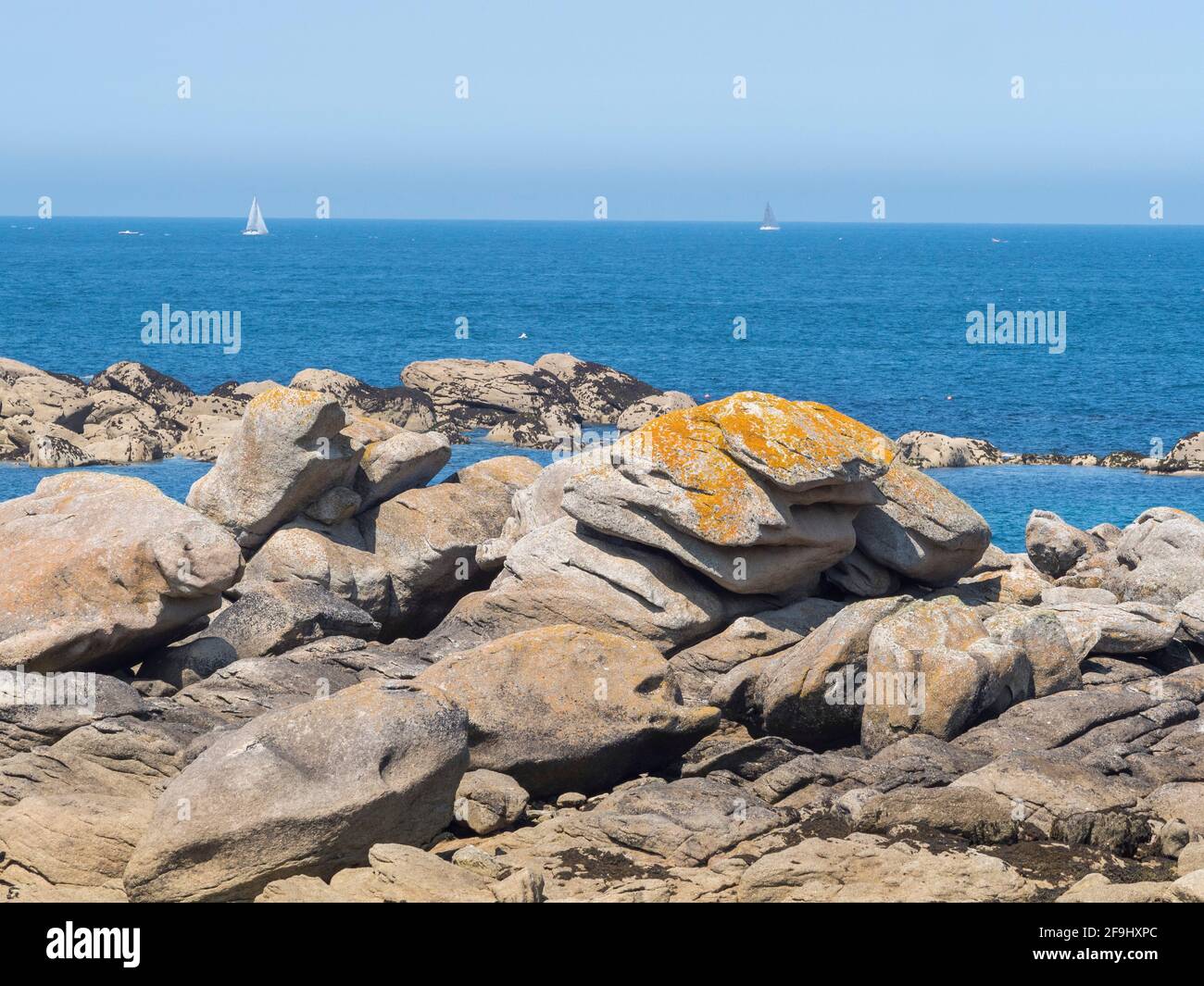 Costa rocciosa, Nord Finistere, Bretagna, Francia. Foto Stock