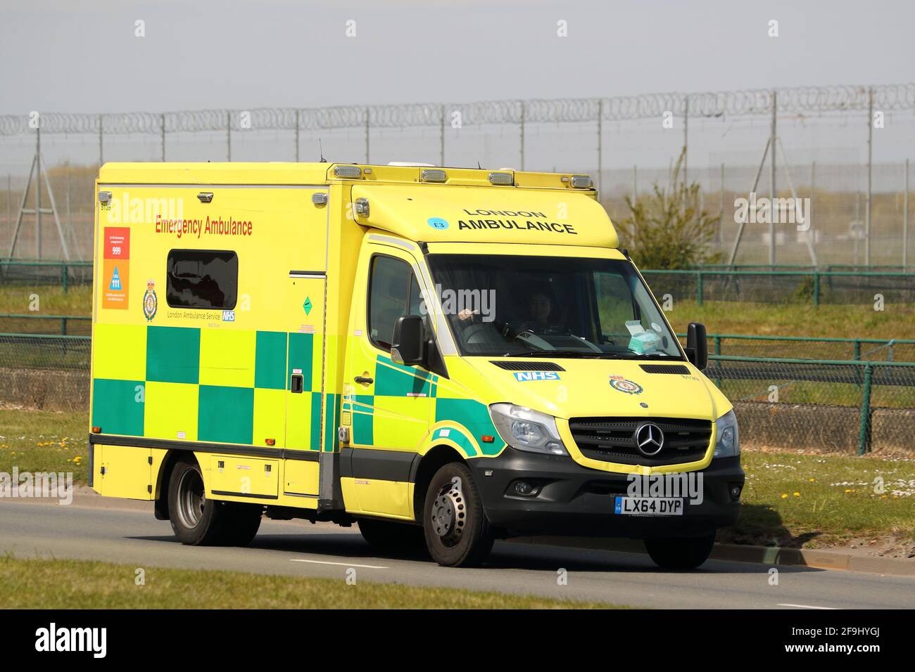 Un van Ambulance NHS di Londra vicino a Londra Heathrow, Regno Unito Foto Stock