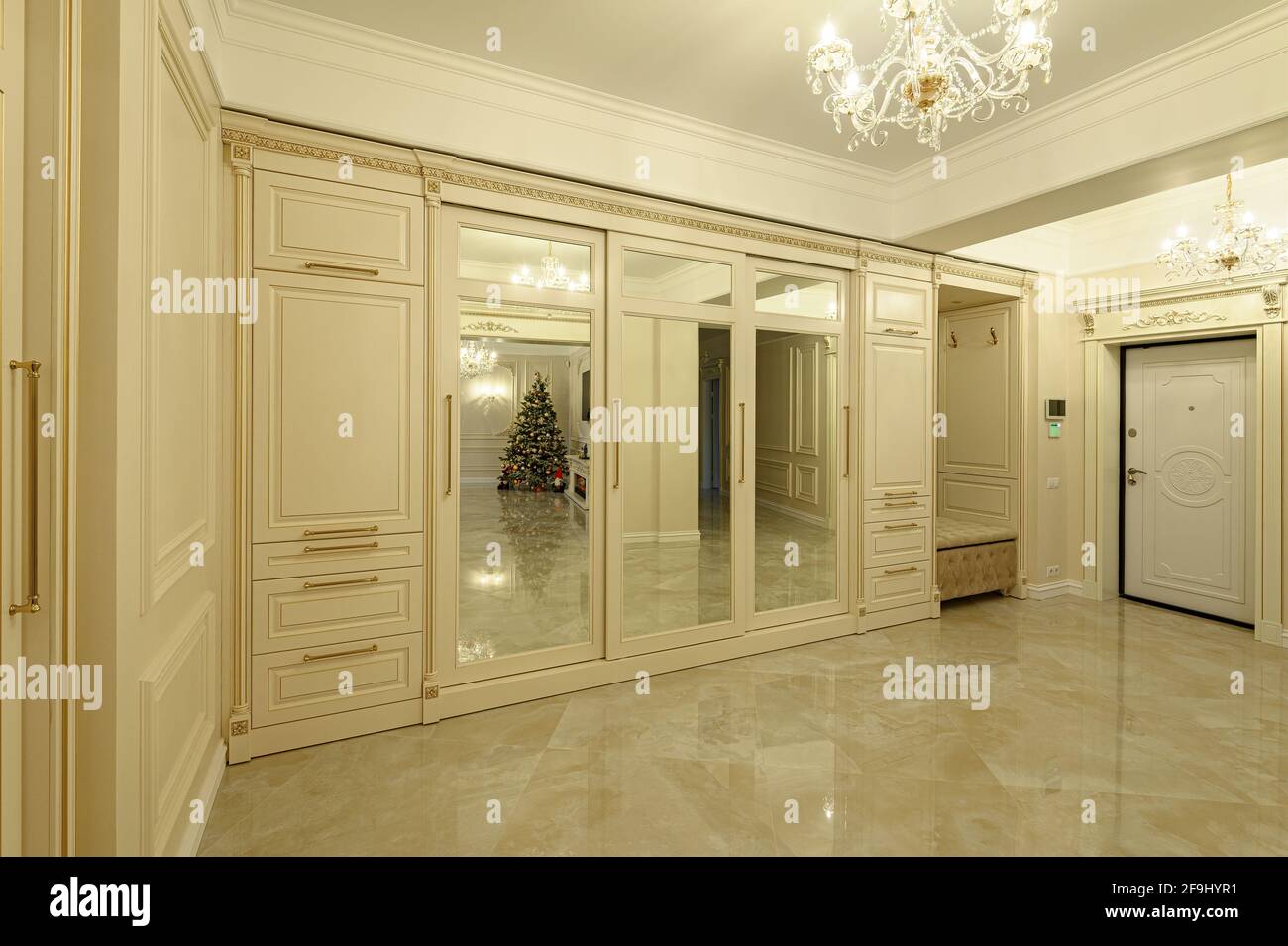 Moderna e lussuosa sala d'ingresso beige e dorata Foto Stock