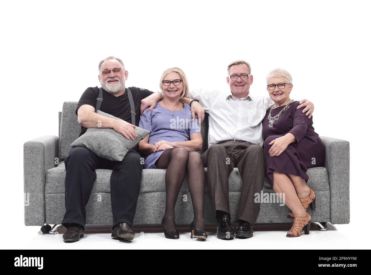 la famiglia è felice di sedersi su un grande e comodo divano. Foto Stock