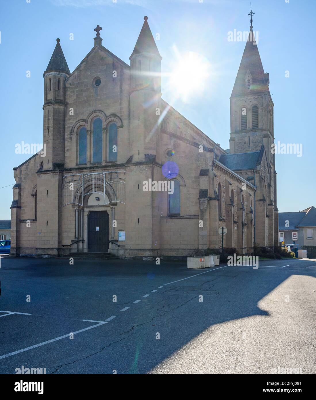 Foto aerea della chiesa di Église Saint-André, con bagliori di sole sul tetto della chiesa e dintorni sereni a faverges, Francia Foto Stock