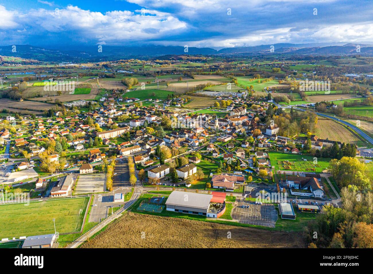 Splendida foto con droni di una cittadina a le Pont de Beauvoisin, che unisce la modernizzazione alla bellezza della natura in un'unica foto. Foto Stock