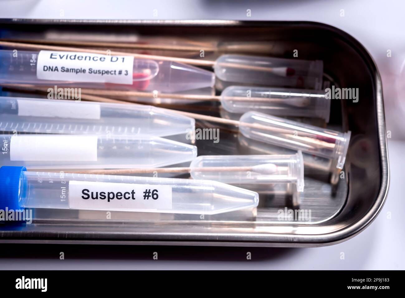 Dettaglio delle provette di campionamento del DNA nelle apparecchiature di laboratorio per analisi forense, immagine concettuale Foto Stock
