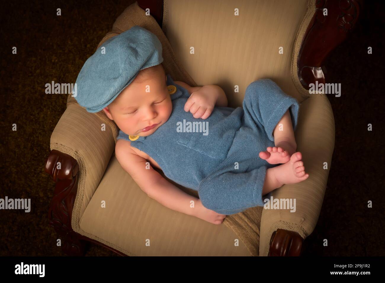 Neonato di 7 giorni di età che dorme su un antico Poltrona francese Foto  stock - Alamy