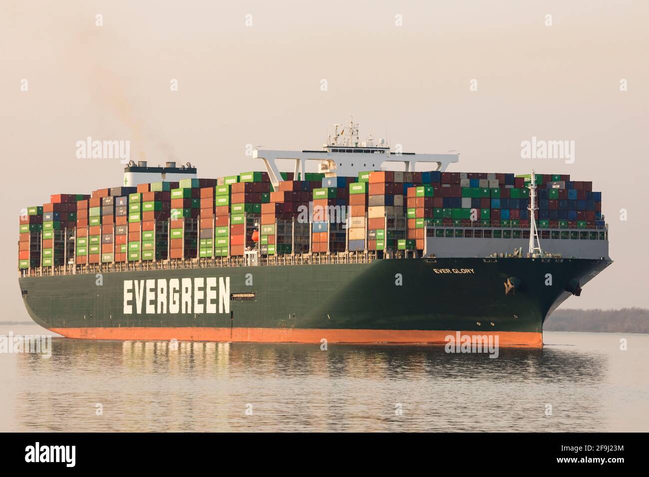 Nave container EVER GLORY, di proprietà di Evergreen Marine Corp. (Taiwan) Ltd., sul fiume Elba in direzione di Amburgo Foto Stock