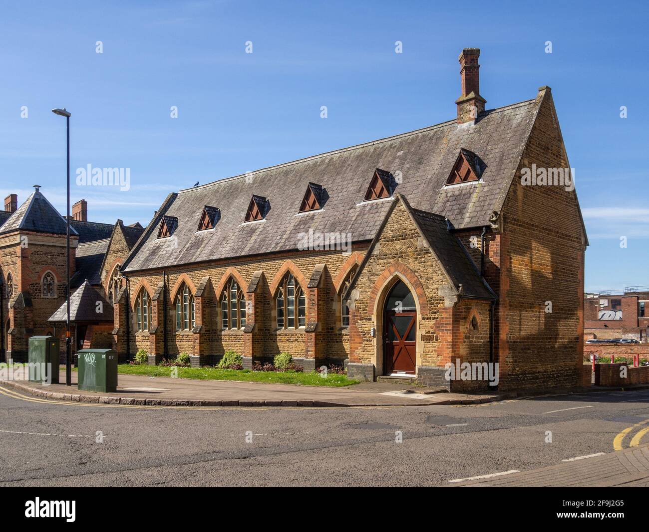 St Giles Scuola chiesa costruita nel 1864 in stile gotico da E F diritto, ora la parrocchia camere; Northampton, Regno Unito Foto Stock